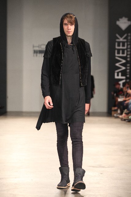 Jean chupin negro remeron negro con capucha chaleco negro
